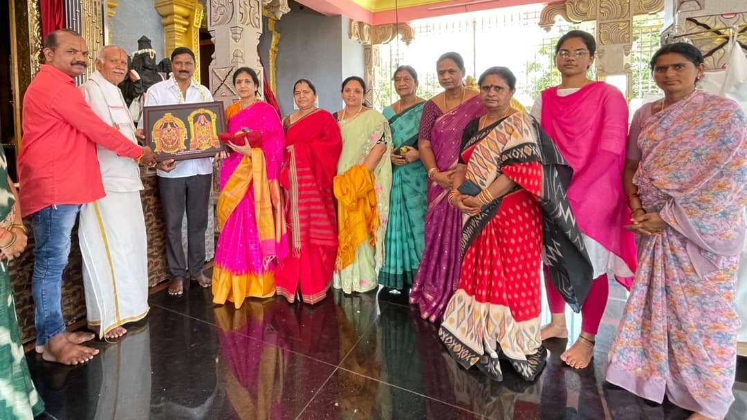 వరికుంటపాడులో అమ్మవార్లకు సేటారాలు అందజేసిన సుంకర వెంకటాద్రి సుజనా దంపతులు
