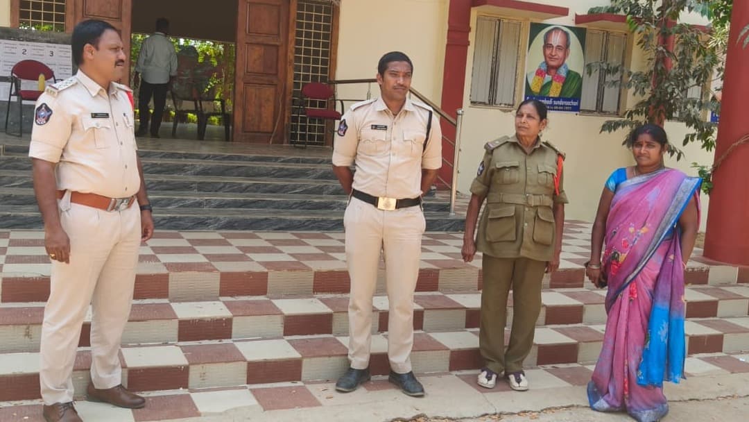 పదో తరగతి పరీక్షా కేంద్రాల్లో తనిఖీలు చేసిన కోడూరు రూరల్ సీఐ శ్రీనివాసులు