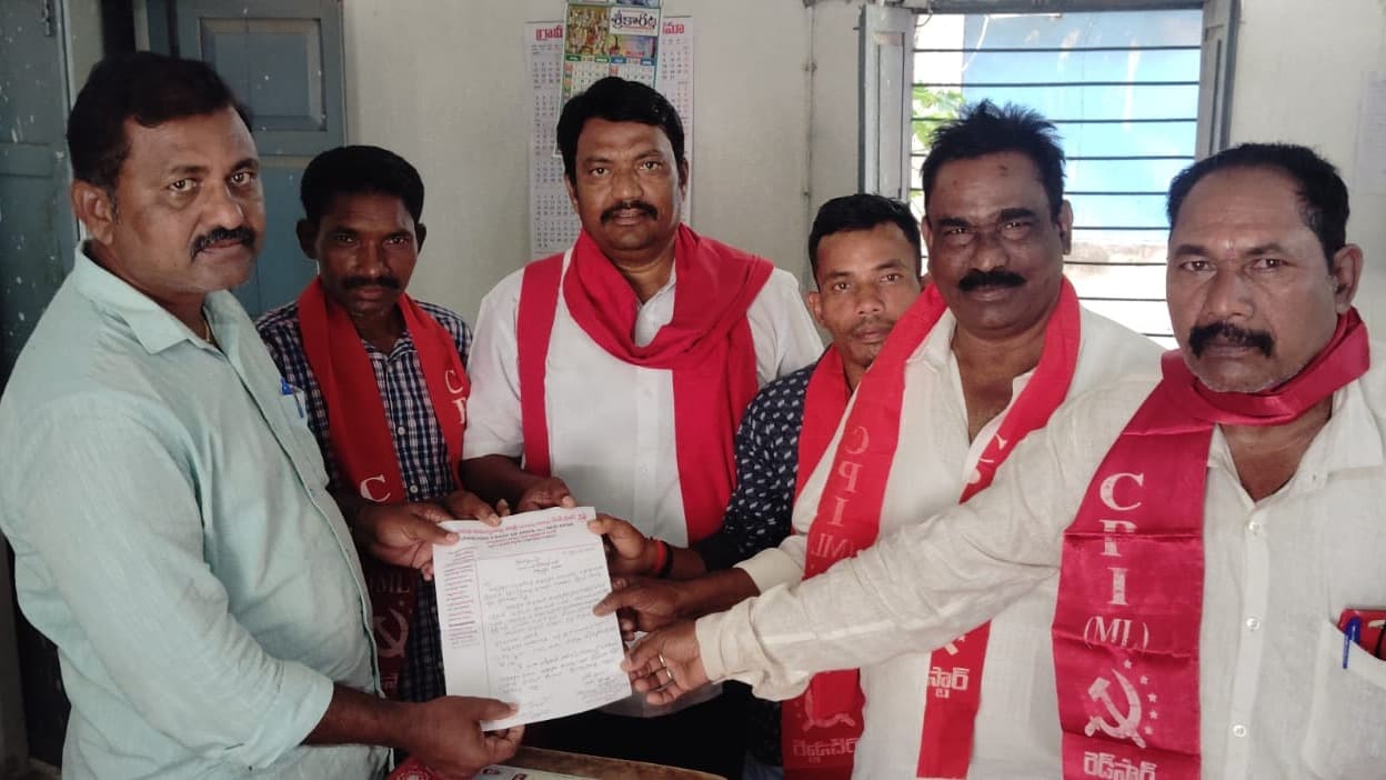 ప్రభుత్వ భూముల ఆక్రమణదారులపై చర్యలు తీసుకోవాలి: తోట జీవన్న