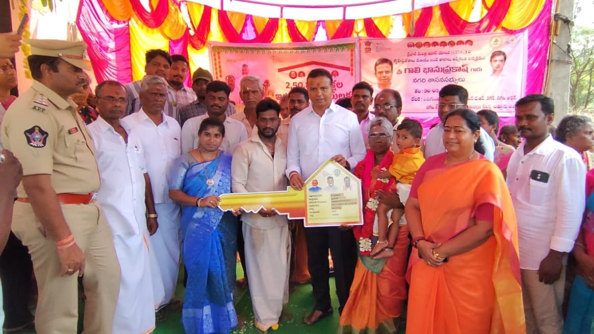 నగరిలో గృహప్రవేశం కార్యక్రమం: ఎమ్మెల్యే గాలి భాను ప్రకాష్ చేతుల మీదుగా తాళాలు అందజేత