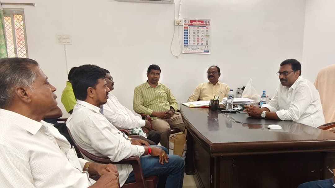 శృంగవరపుకోట వారపు సంత వేలంలో సిండికేట్ ఆరోపణలు: సీఈఓ పాత్రపై విమర్శలు