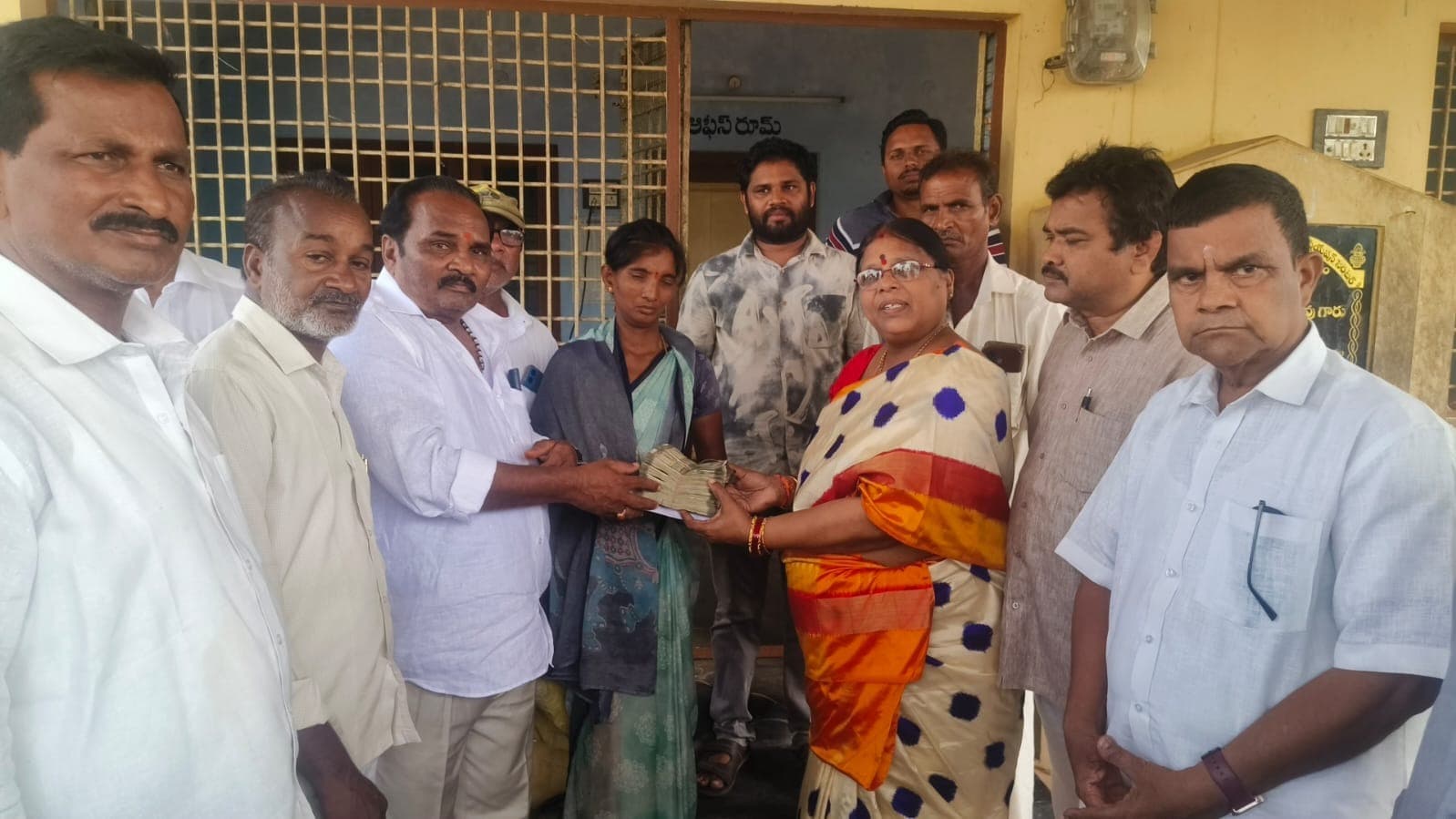 టిడిపి కార్యకర్త కుటుంబానికి రూ.5 లక్షల బీమా చెక్కు అందజేసిన ఎమ్మెల్యే కోళ్ల లలిత కుమారి