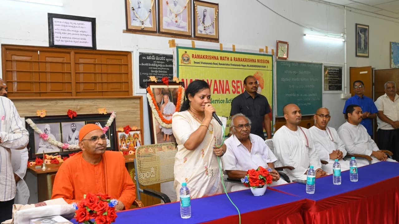 రామకృష్ణ మిషన్ సేవా కార్యక్రమాల్లో పాల్గొన్న ఎమ్మెల్యే మిరియాల శిరీషాదేవి