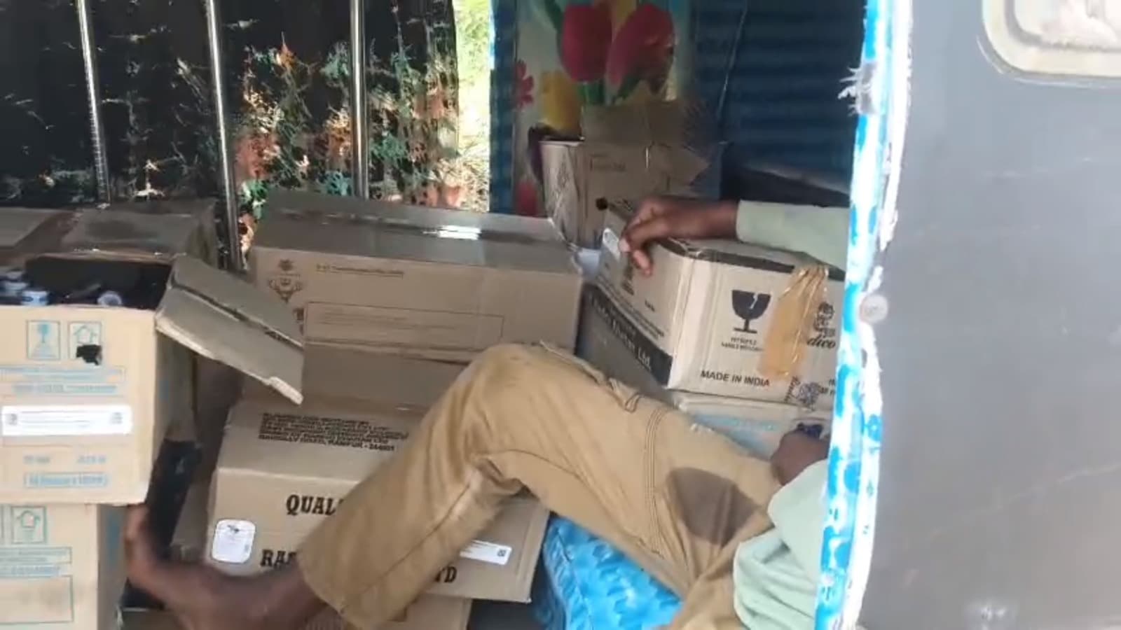 దేవీపట్నంలో భారీ అక్రమ మద్యం పట్టివేత – ఎస్ఐ షరీఫ్ చర్యలు