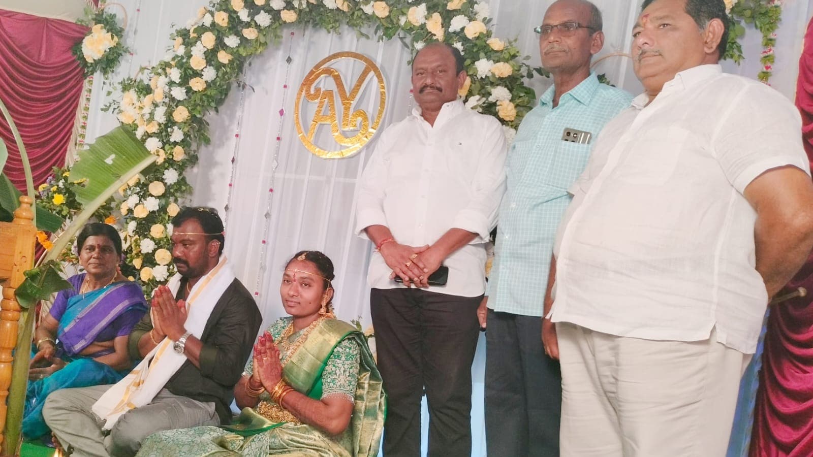 నవ దంపతులు అజయ్–శ్రీ యామినిలకు విక్కుర్తి వెంకట శ్రీనివాసరావు ఆశీర్వచనాలు