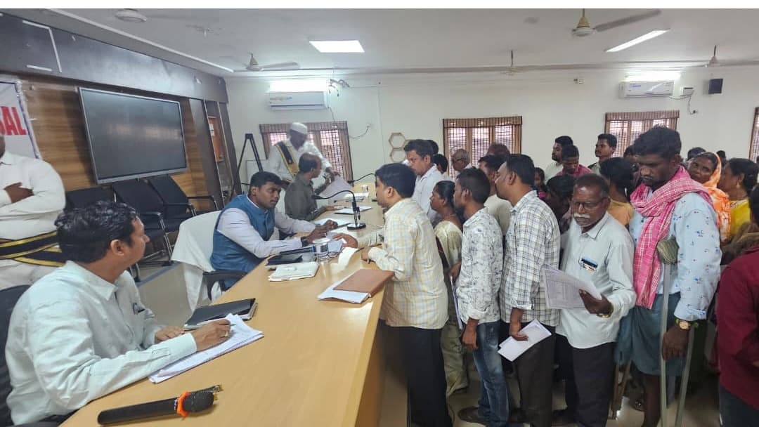 పిజిఆర్ఎస్‌లో 150 అర్జీలు స్వీకరణ: పెండింగ్ అర్జీలపై ప్రత్యేక దృష్టి