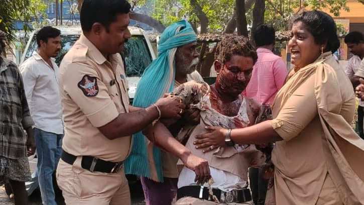 చల్లపల్లి పోలీస్ స్టేషన్లో పేలిన బాణా సంచా: పోలీసులకు గాయాలు
