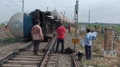 నెల్లూరులో గూడ్స్ రైలు పట్టాలు తప్పింది– రైళ్ల రాకపోకలకు అంతరాయం