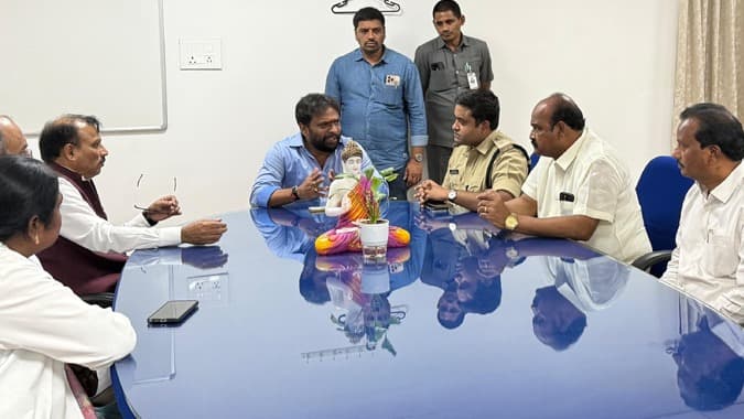 చల్లపల్లి పేలుడు ఘటనపై మంత్రి వాసంశెట్టి సుభాష్ పరామర్శ