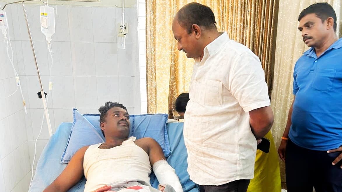 చల్లపల్లి పేలుడు బాధితులను పరామర్శించిన విక్కుర్తి శ్రీనివాస్