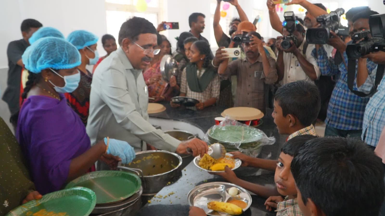 వీఆర్ హైస్కూల్‌లో ఆధునిక డైనింగ్ హాల్ ప్రారంభం.. మంత్రి నారాయణతో విద్యార్థుల సహపంక్తి భోజనం