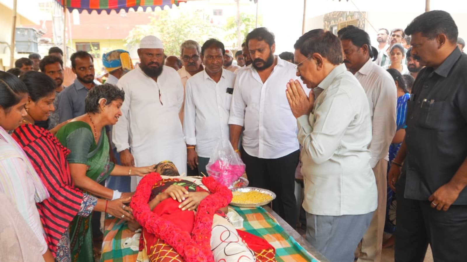 టీడీపీ అభిమాని కార్తీక్ అంత్యక్రియలకు హాజరైన మంత్రి నారాయణ..