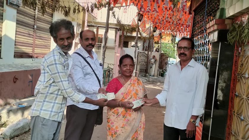 చీరాలలో ఎన్టీఆర్ భరోసా పెన్షన్ పంపిణీ: ఇంటింటికీ వెళ్లి లబ్ధిదారులకు అందజేత