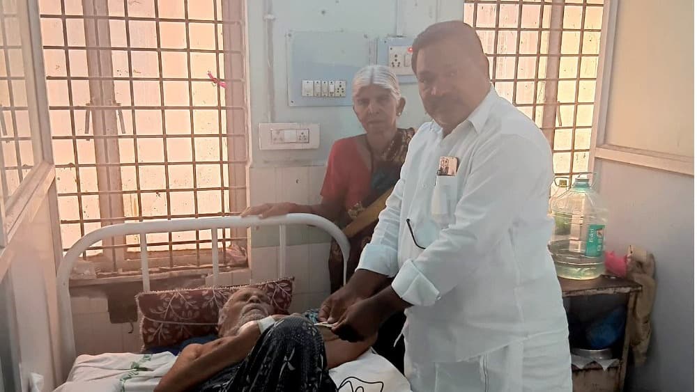 గవర్నమెంట్ హాస్పిటల్‌లో ఎన్టీఆర్ భరోసా పెన్షన్ పంపిణీ