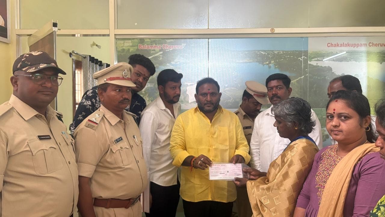 కుప్పం మండలంలో సీఎం సహాయం చెక్కులు అందజేత – ఎంఎల్సీ శ్రీకాంత్