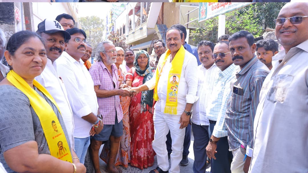 చీరాలలో ఇంటింటికీ వెళ్లి ఎన్టీఆర్ భరోసా పెన్షన్లు పంపిణీ చేసిన ఎమ్మెల్యే మద్దులూరి మాలకొండయ్య