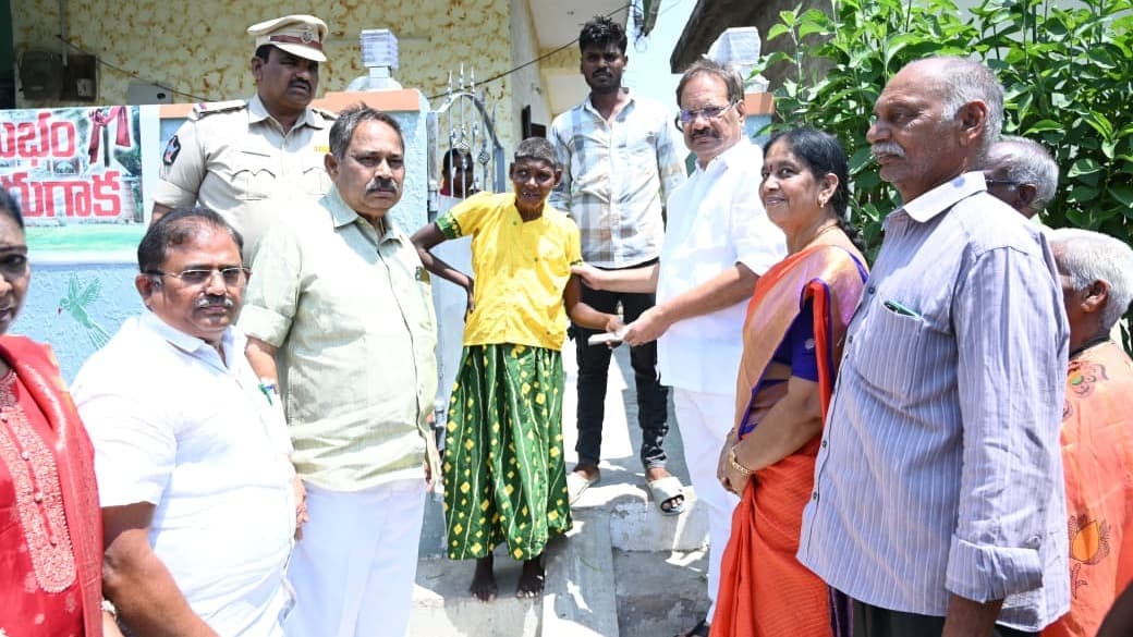 వేమూరు బూతుమల్లి గ్రామంలో ఎన్టీఆర్ భరోసా పింఛన్ల పంపిణీ – పాల్గొన్న ఎమ్మెల్యే నక్కా ఆనందబాబు