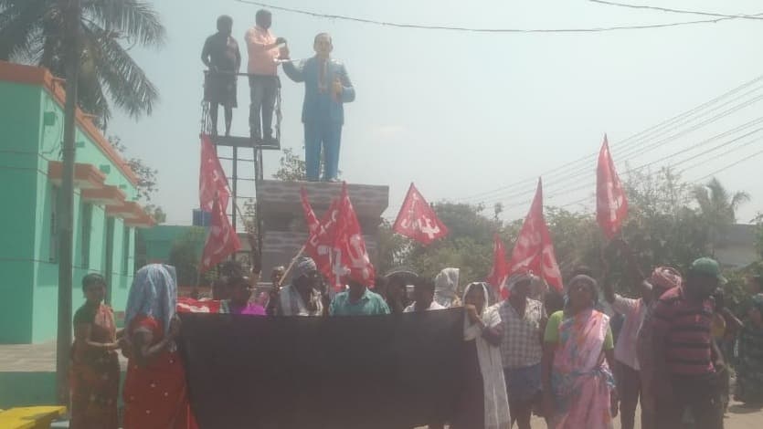 కొల్లూరులో అంబేద్కర్ విగ్రహానికి వినతి పత్రం అందజేసిన సిఐటియు నాయకులు – లేబర్ కోడ్స్‌కు వ్యతిరేకంగా నిరసన