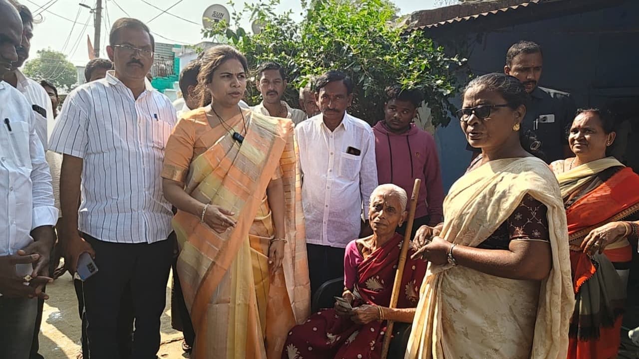 పడకండ్లలో పింఛన్ పంపిణీలో పాల్గొన్న ఎమ్మెల్యే భూమా అఖిలప్రియ – నేతన్నలకు ఉచిత విద్యుత్ హామీ