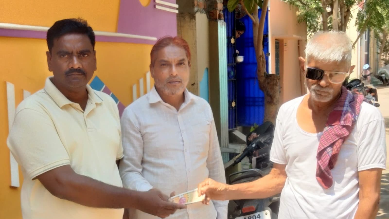 గౌస్ నగర్‌లో ఉదయం నుంచే పింఛన్ పంపిణీ – సచివాలయ సిబ్బందితో కార్యక్రమం