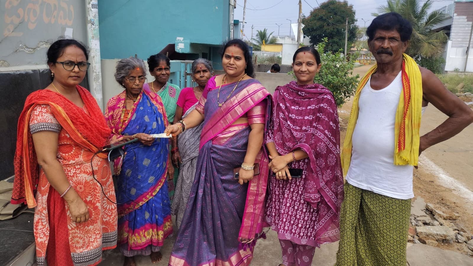 పెన్షన్ పంపిణీ కార్యక్రమంలో పాల్గొన్న తెదేపా నేత సుజాత – కూటమి ప్రభుత్వంపై ప్రశంసలు
