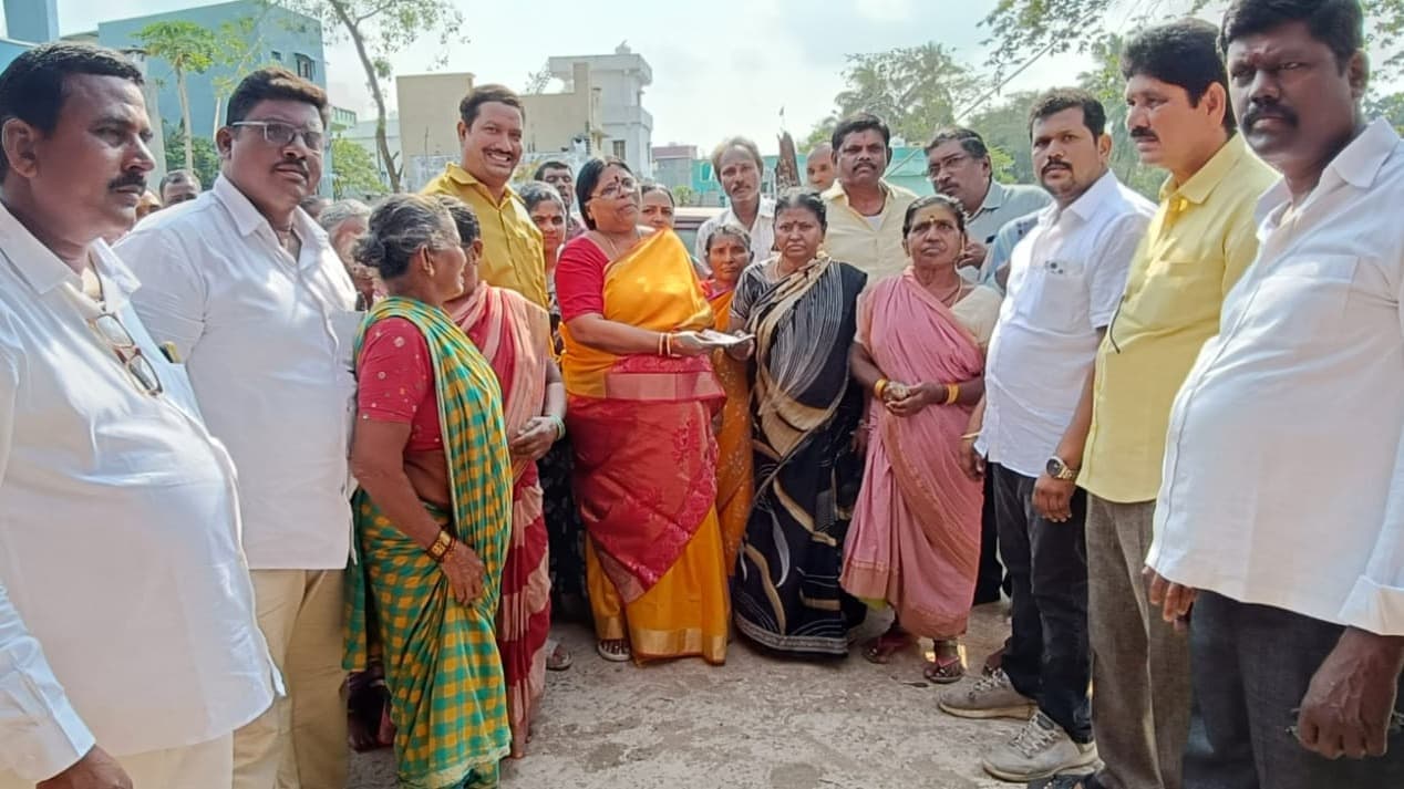 ఇంటింటికీ వెళ్లి పెన్షన్లు పంపిణీ చేసిన ఎమ్మెల్యే కోళ్ల లలిత కుమారి – లబ్ధిదారుల్లో ఆనందం