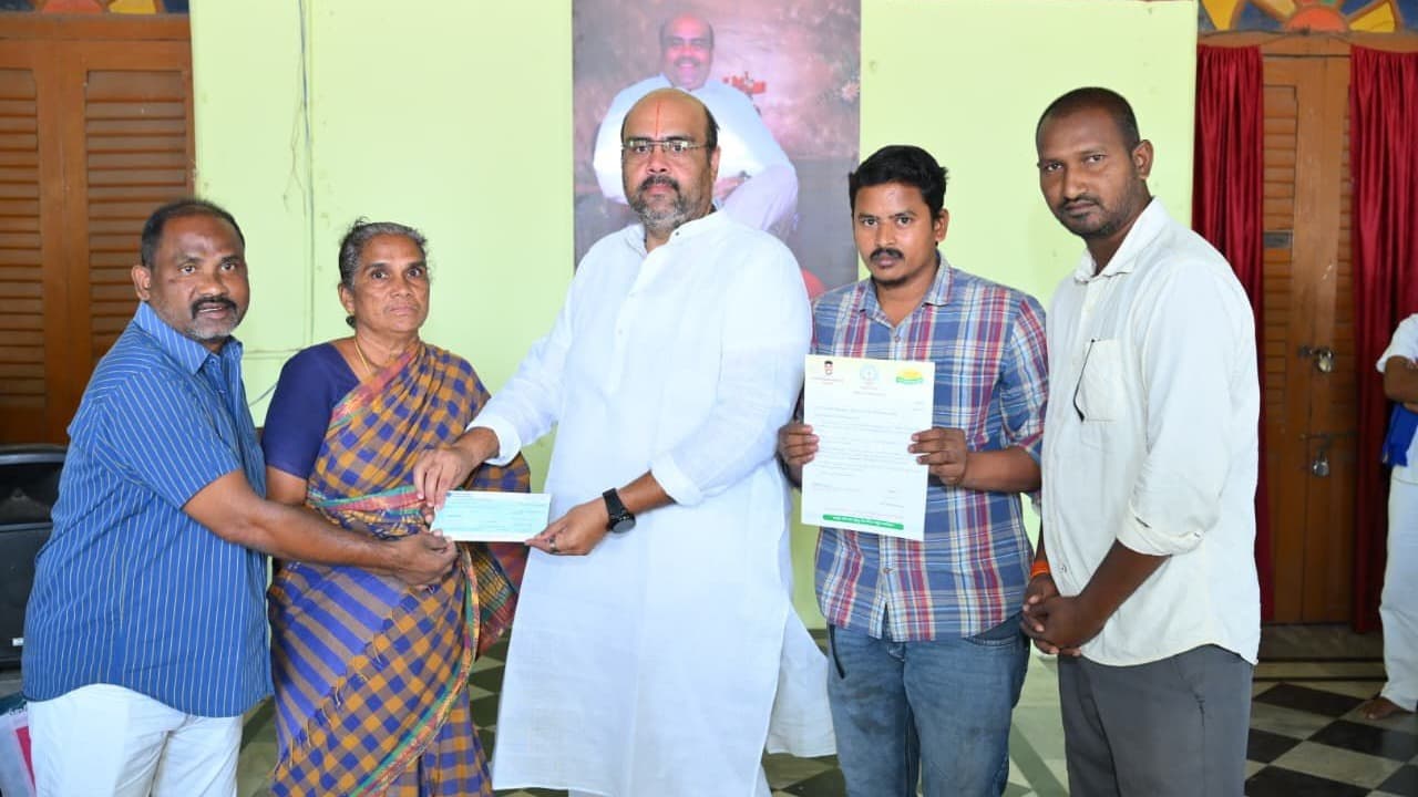 సీఎం సహాయనిధి చెక్కులను లబ్ధిదారులకు అందజేసిన ఎమ్మెల్యే బేబినాయన