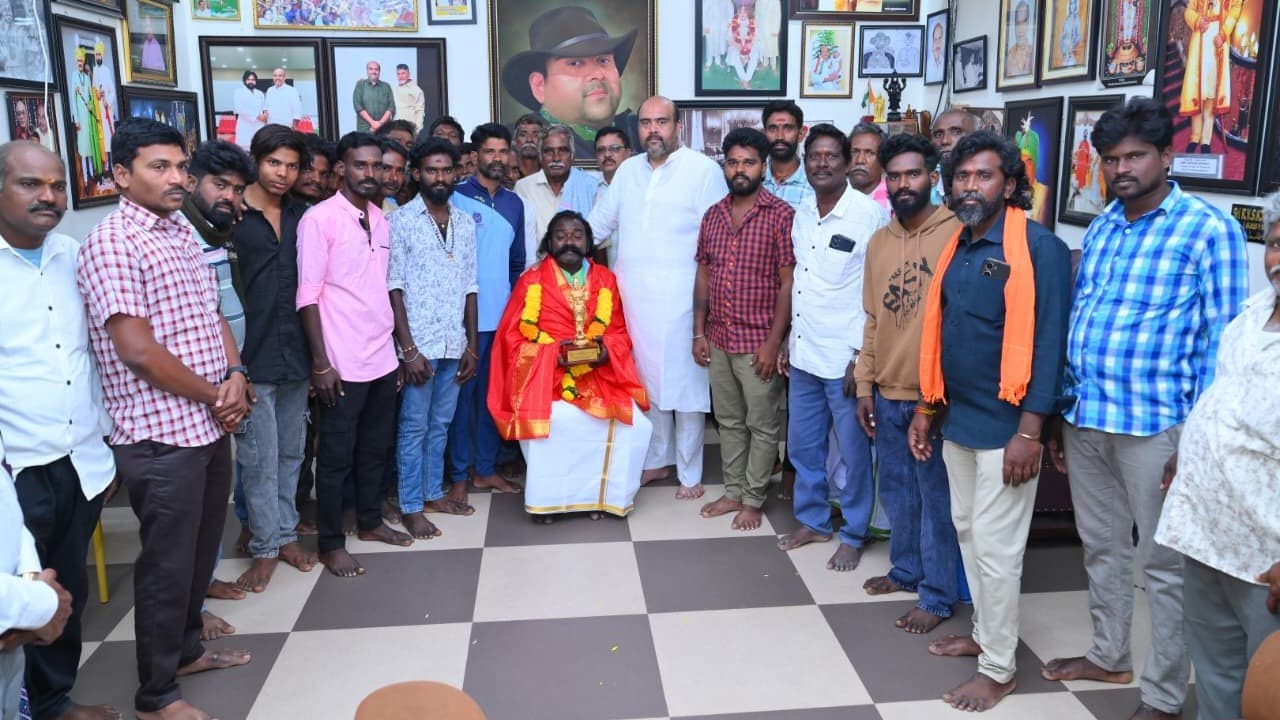 ఉగాది పురస్కార గ్రహీత నీలబోను సత్యం ను సత్కరించిన ఎమ్మెల్యే బేబినాయన