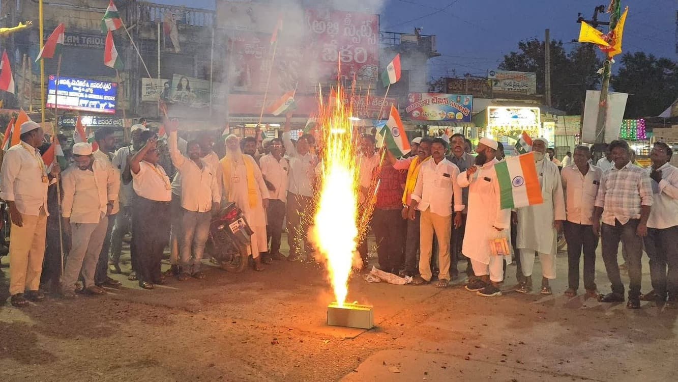 అమరావతి బిల్లుకు పార్లమెంట్ ఆమోదం: ఆత్మకూరులో ఘన సంబరాలు, భారీ బైక్ ర్యాలీ
