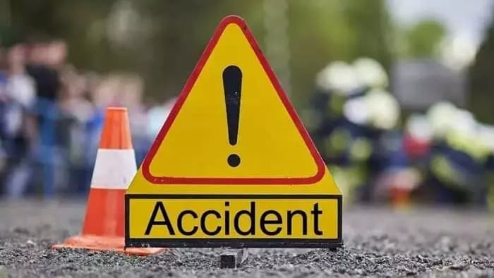 అనకాపల్లి జిల్లాలో ఘోర రోడ్డు ప్రమాదం… బైక్‌ను ఢీకొన్న ట్రావెల్స్ బస్సు, ముగ్గురు మృతి