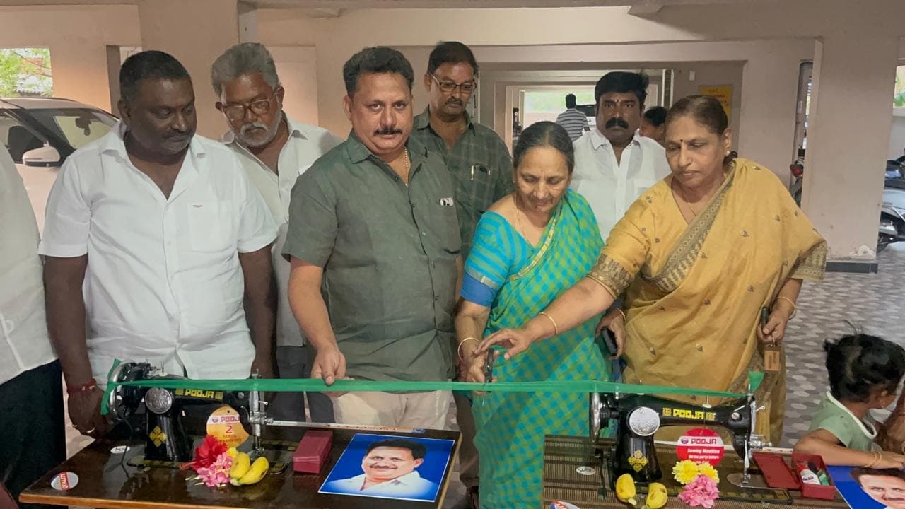 పేదలకు అండగా వైఎన్ఆర్ చారిటీస్.. జీవనోపాధికి కుట్టుమిషన్ల పంపిణీ