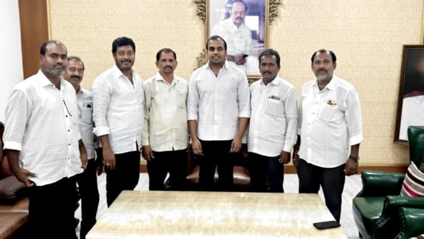 పరిటాల సిద్ధార్థను మర్యాదపూర్వకంగా కలిసిన టిడిపి నాయకులు.. ఎన్నికలపై కీలక సూచనలు