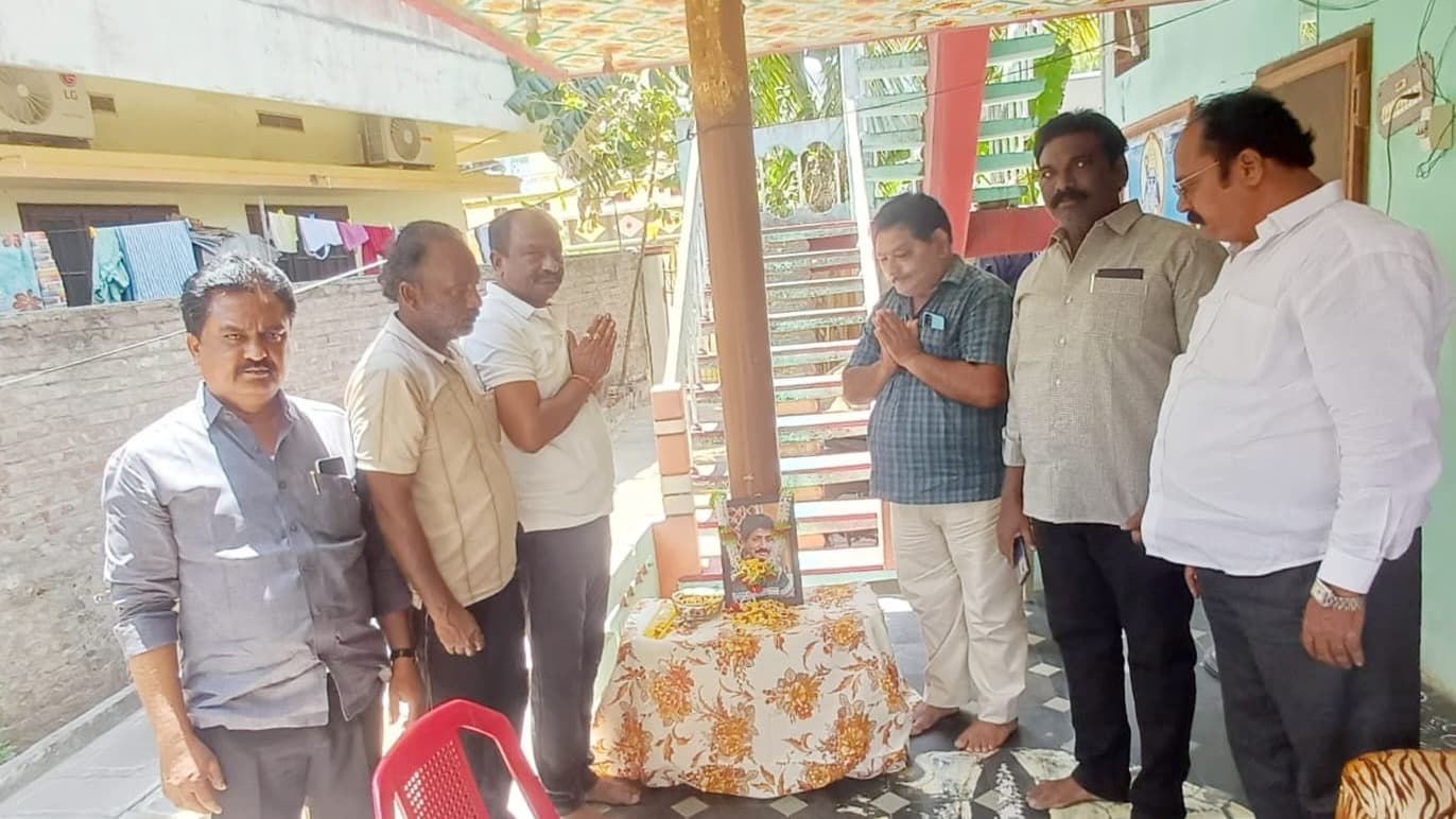 చెన్ను గురుమూర్తి కుటుంబాన్ని పరామర్శించిన విక్కుర్తి వెంకట శ్రీనివాసరావు..