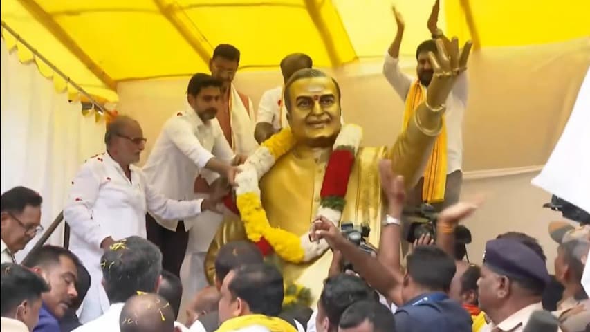 ఎన్టీఆర్ విగ్రహాన్ని ఆవిష్కరించిన నారా లోకేష్