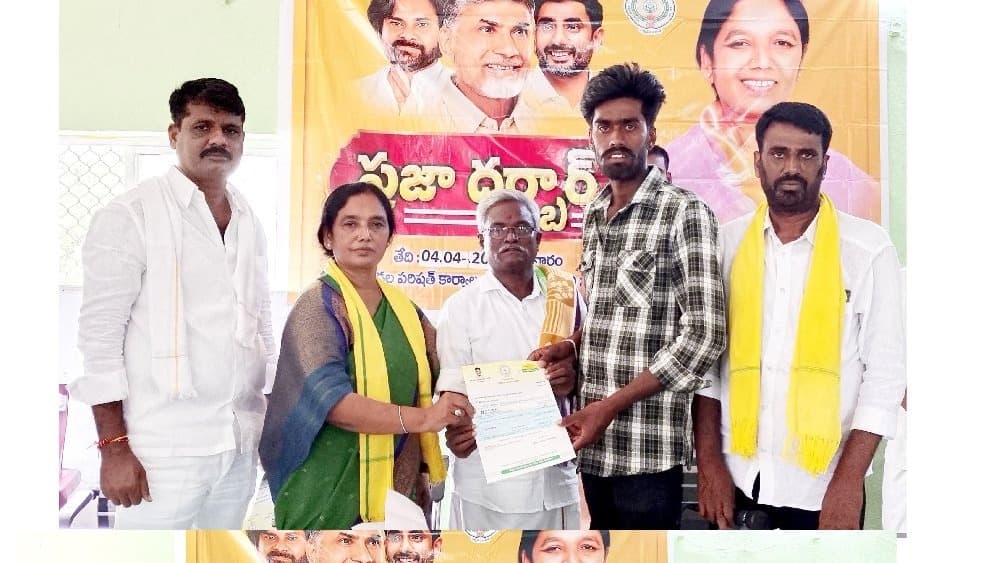 రాప్తాడు: 10 మంది లబ్ధిదారులకు రూ.10.12 లక్షల సీఎంఆర్‌ఎఫ్, ఎల్‌ఓసీ చెక్కులు పంపిణీ చేసిన పరిటాల సునీతమ్మ