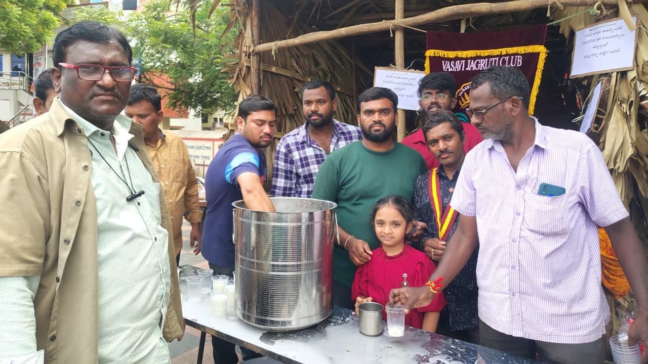 ఎండల్లో ఉపశమనంగా వాసవి జాగృతి క్లబ్ మజ్జిగ పంపిణీ – రామవరప్పాడులో సేవా కార్యక్రమానికి విశేష స్పందన