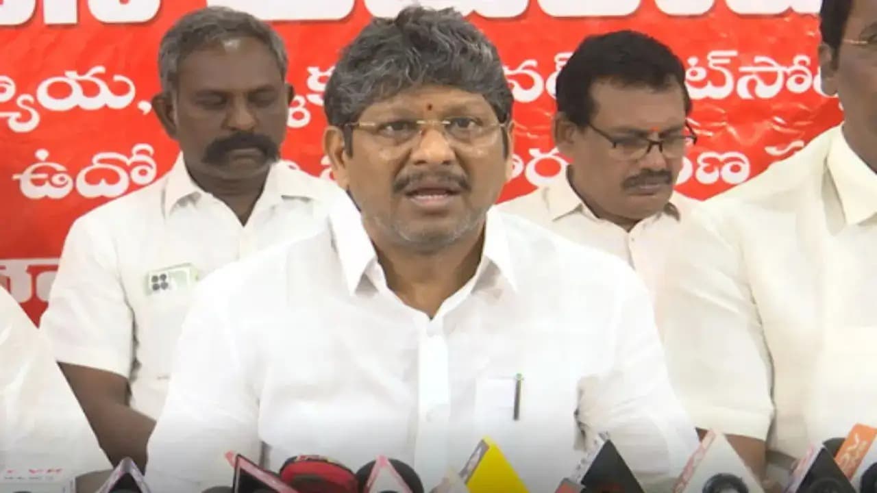 కేక్ కట్ చేసి ‘జయహో అమరావతి’ నినాదాలు