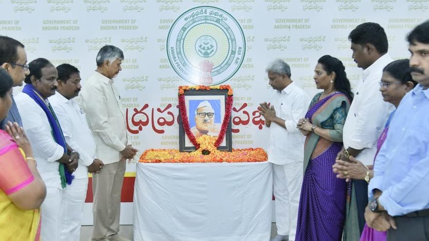 బాబూ జగ్జీవన్ రామ్ జయంతి సందర్భంగా చిత్రపటానికి నివాళులు అర్పించిన సీఎం చంద్రబాబు