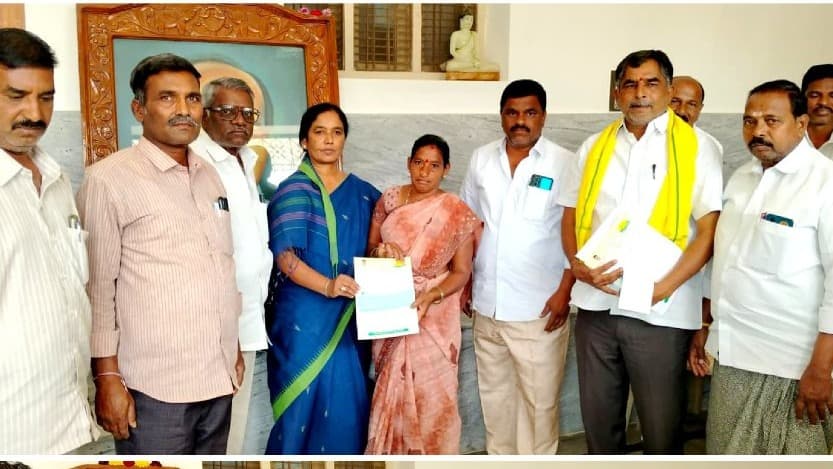 రామగిరి లబ్ధిదారులకు సిఎంఆర్ఎఫ్ చెక్కుల పంపిణీ