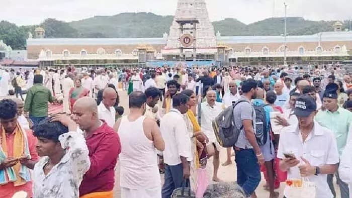 తిరుమలలో భక్తుల రద్దీ కొనసాగుతోంది