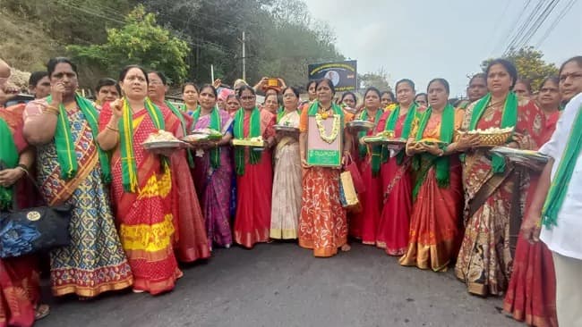 పాదయాత్రగా కనకదుర్గమ్మ ఆలయానికి అమరావతి రైతులు
