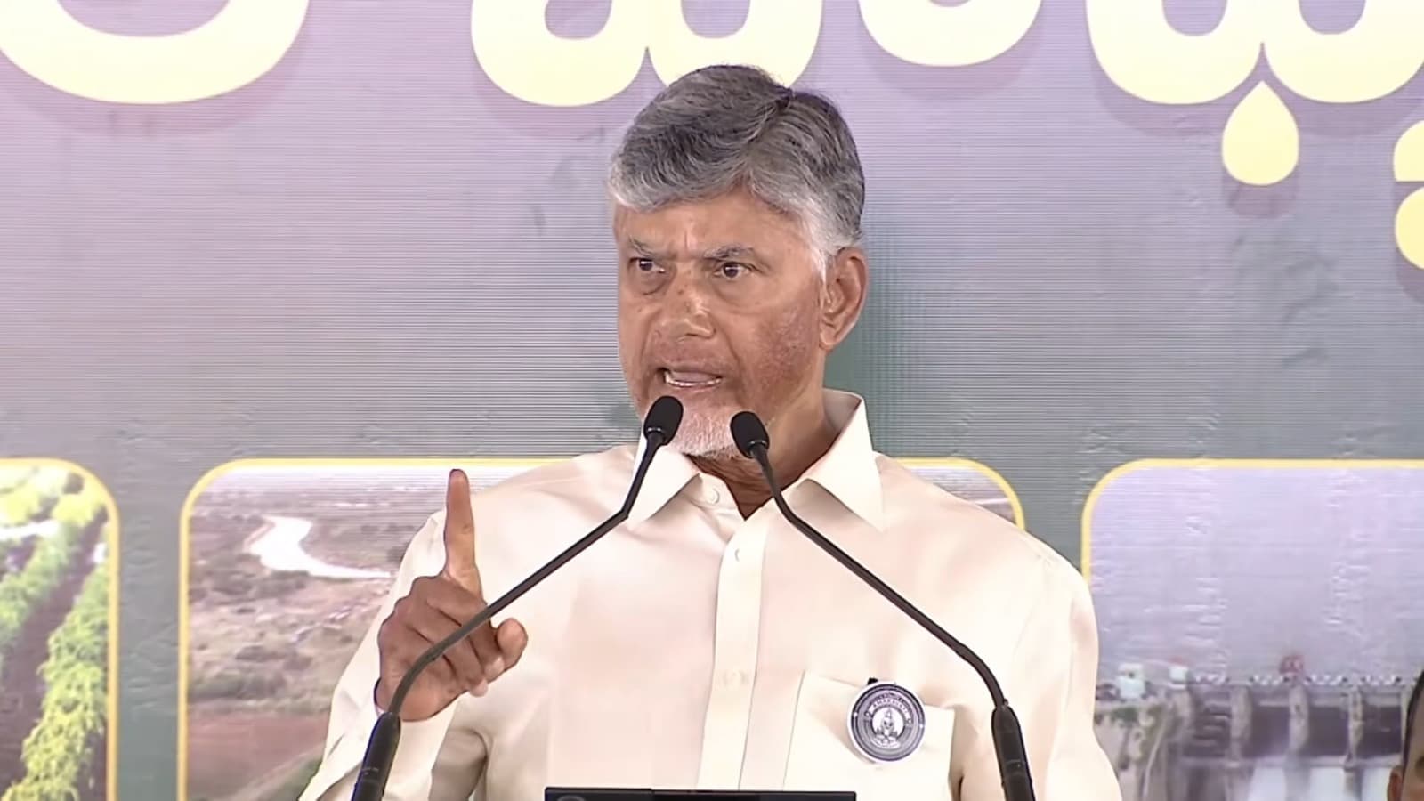 యాడికి సభలో చంద్రబాబు సమీక్ష, అధికారులకు హెచ్చరిక