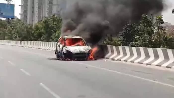 దుర్గ గుడి ఫ్లైఓవర్‌పై కారు దగ్ధం