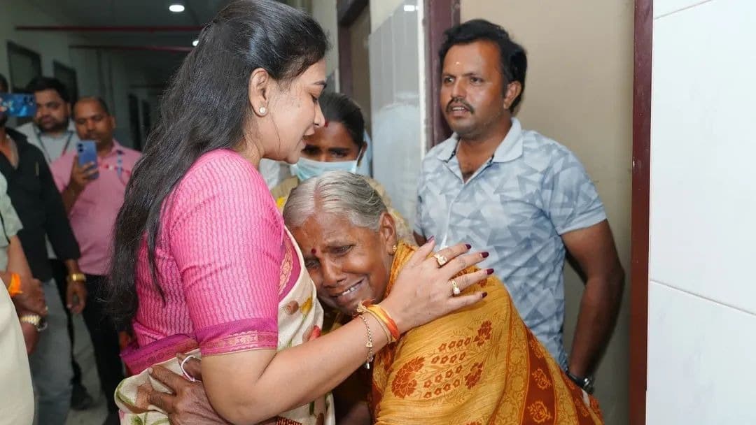 చల్లపల్లి పేలుడు ఘటనలో గాయపడిన పోలీసులను పరామర్శించిన హోం మంత్రి అనిత