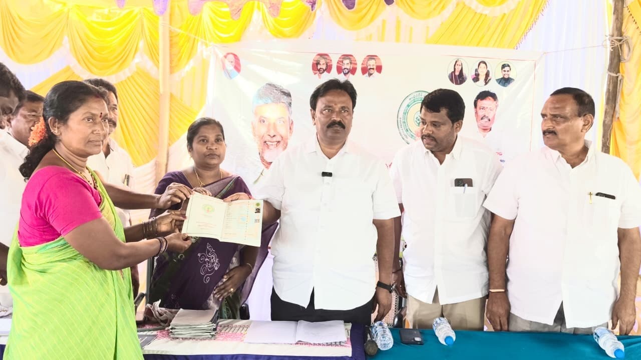 రైతులకు కొత్త పట్టాదారు పాస్ పుస్తకాలు పంపిణీ