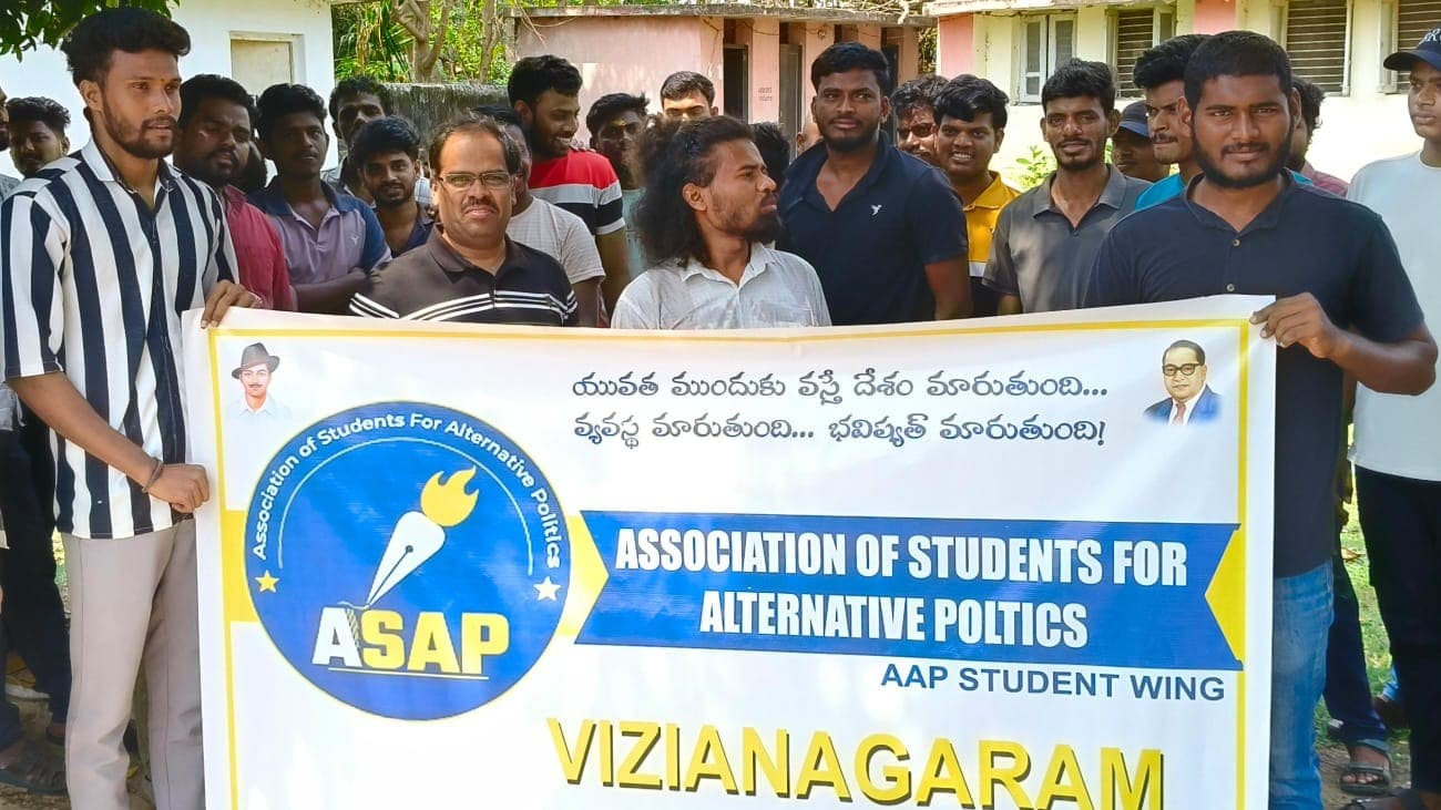 గురజాడ గ్రంథాలయంలో మరుగుదొడ్ల మరమ్మతులు