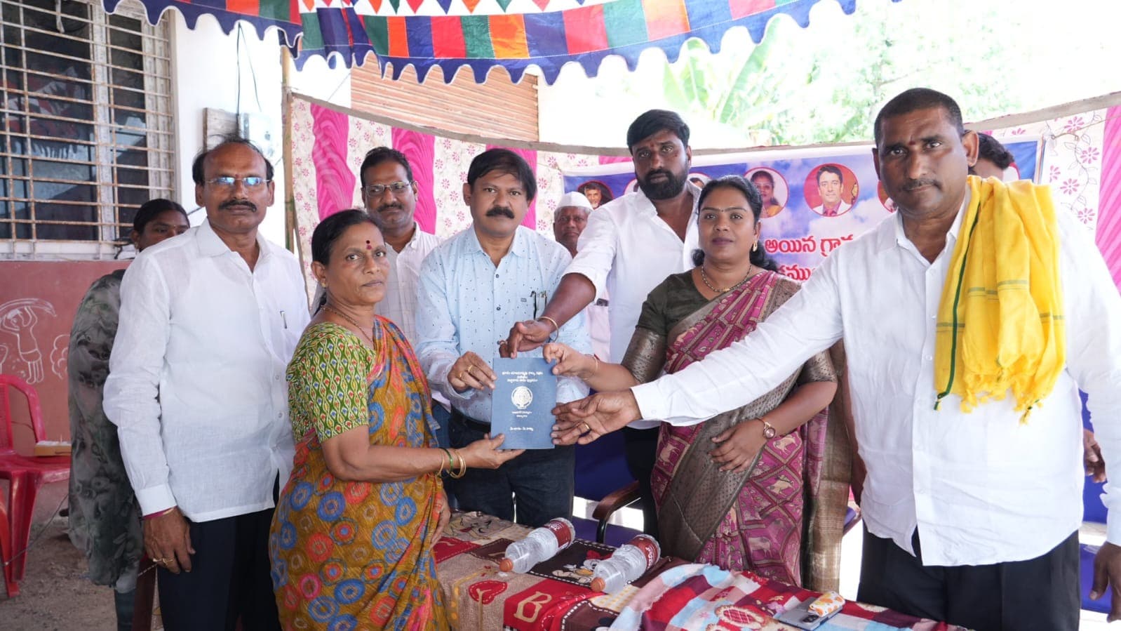చందాపురంలో రైతులకు పట్టాదారు పాస్‌పుస్తకాలు