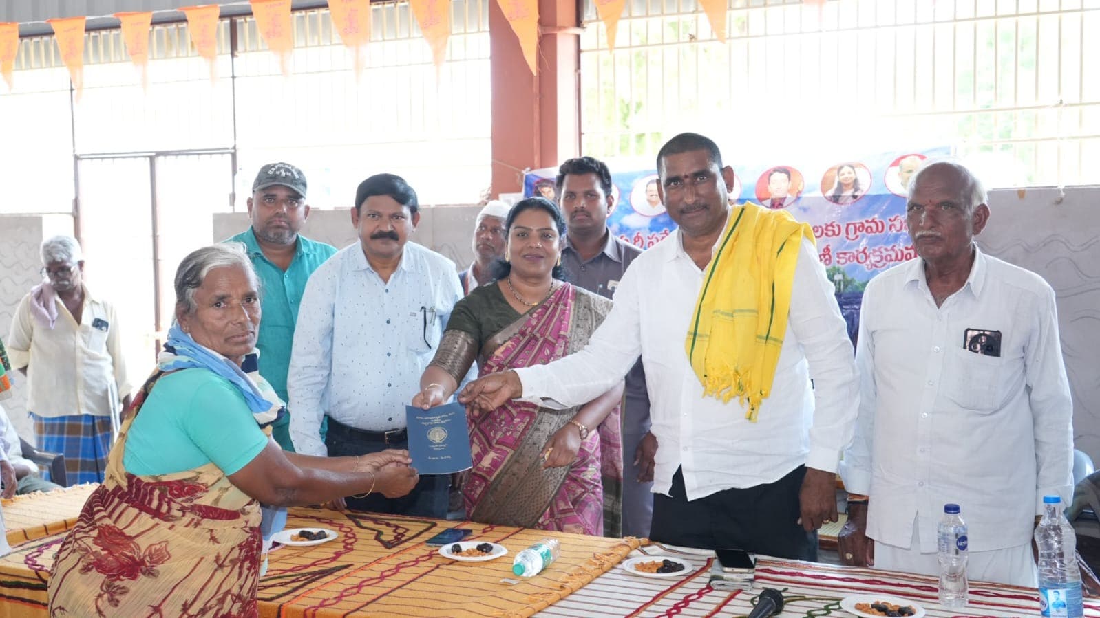 తక్కెళ్ళపాడులో రైతులకు పాస్‌పుస్తకాలు పంపిణీ
