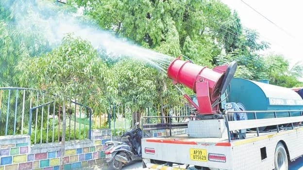 విజయవాడలో ఎండవేడిమిపై చర్యలు – రోడ్లపై నీళ్లు చల్లుతున్న మిస్ట్ వాహనాలు, ఉష్ణోగ్రత 4 డిగ్రీలు తగ్గింపు