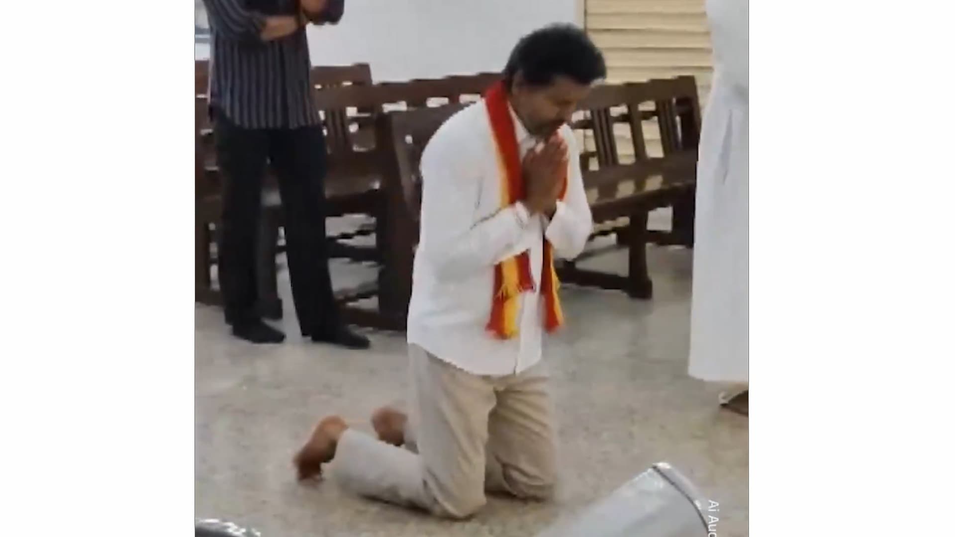 చర్చిలో మోకాళ్లపై విజయ్ ప్రార్థనలు..